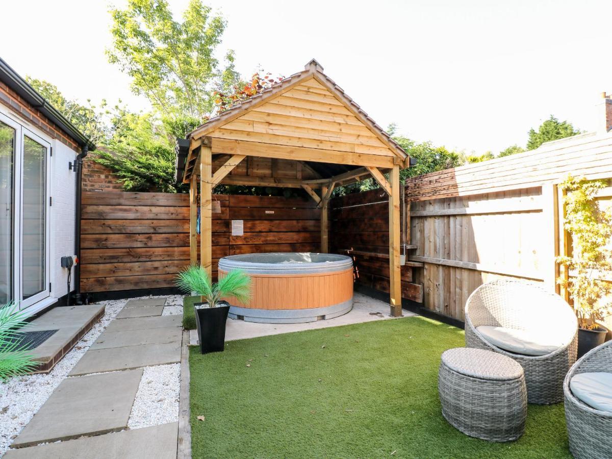 The Old Smokehouse Villa Rugeley Exterior photo